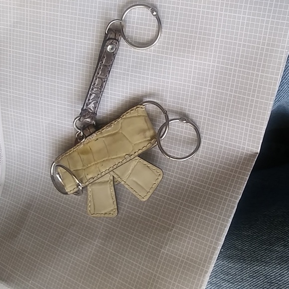 Designer Guess leather( silver color ) key holder - Picture 5 of 7